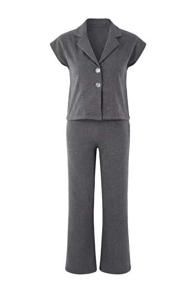 ترينديول كوليكشن طقم ملابس محبوكة من النوع الأنترلوك بأكمام طويلة وأزرار من ا...