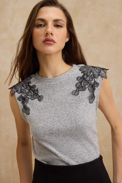 Trendyol Collection Grau melierte, figurbetonte, ärmellose, elastische Strick...