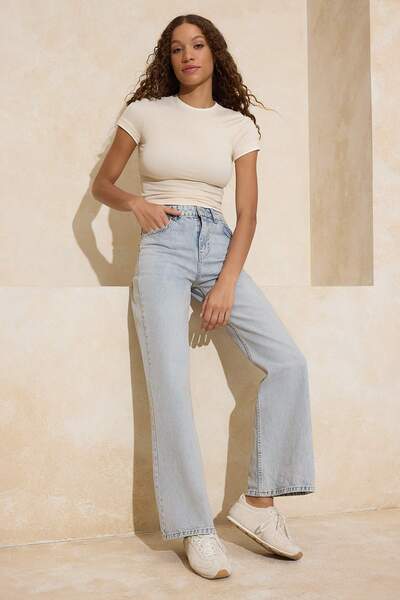 Trendyol Collection Hellblaue Jeans mit hoher Taille und weitem Bein TWOSS26J...