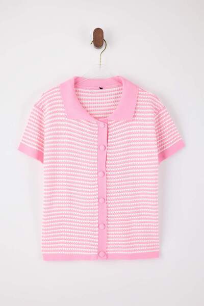 Trendyol Collection Bluză medie tricotată cu dungi cu guler polo roz TWOSS25B...