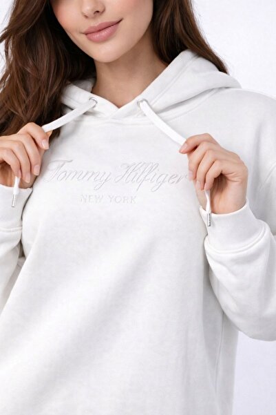 Tommy Hilfiger سويت شيرت بغطاء للرأس من القطن العضوي المريح بشعار الشحن