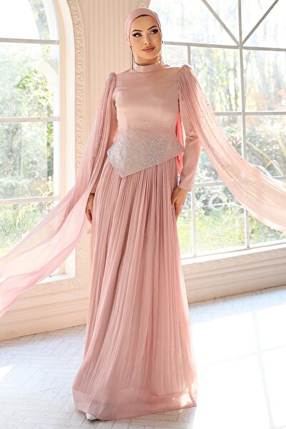 Olcay Abendkleid aus Satin-Yoryo-Seide mit Steintüll und Plissee- und Cape-De...