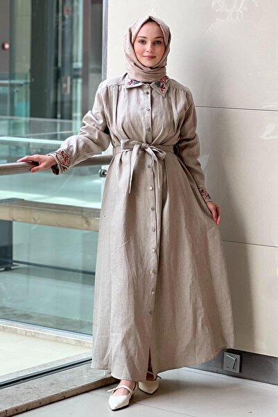 Ghisa فستان من الكتان مطرز بالخرز مع ياقة وأطراف أكمام مزينة بالترتر