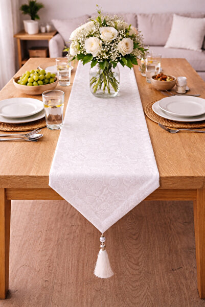 ŞAH TEXTILE DESIGN Beyaz saten gümüş püskül detay papatya desen şık runner ni...