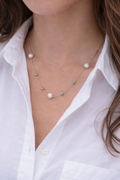 BY YASİN TOPÇU 🤍   قلادة فاخرة أنيقة بلون فضي مع تفاصيل اللؤلؤ 🤍