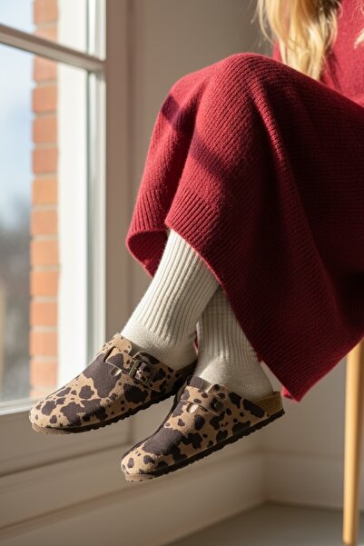 Land of Cork شبشب نسائي من جلد الغزال ذو نعل تشريحي طبيعي مطبوع عليه حيوانات