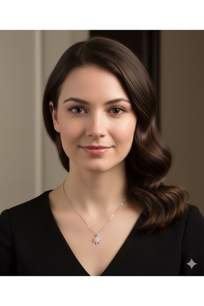 Store قلادة نسائية فضية من حجر الزركون على شكل نجمة - تصميم أنيق ولامع