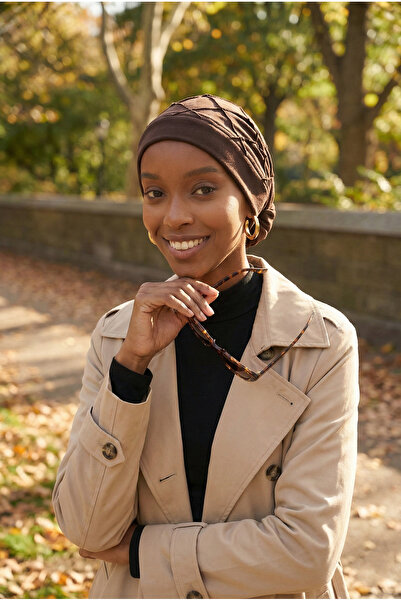 fidan bone غطاء رأس طبي فاخر بتصميم مضلع من الخلف مع إكسسوار شيفون بني اللون ...