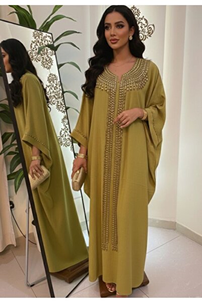 Veil Designer قفطان بلون اخضر زيتوني كتان بقصة واسعه بتطريز ناعم علي الصدر فص...