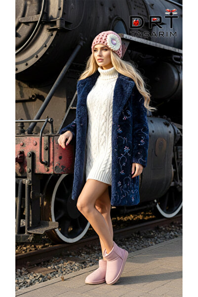 drt tasarım قبعة صوفية بلون البودرة مع تطريز زهور