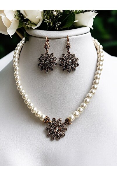 FAYRA ACCESSORIES Zirkon Taşlı Çiçek Figürlü İnci Kolye ve Küpe Seti
