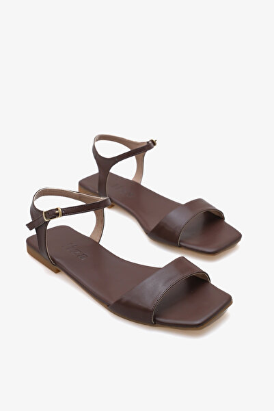 Liza Shoes صندل نسائي بإبزيم على شكل إبهام من SELENE A012-K265