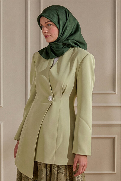 SilkTouch وشاح مرجاني بنمط مونوغرام كاكي