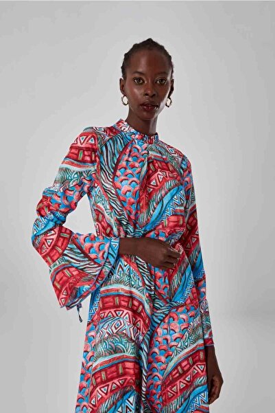 Mizalle فستان ملون مع نمط طوق مطوي