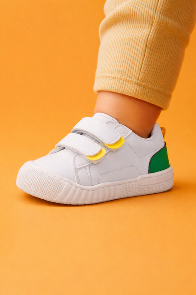 moon glow حذاء رياضي للأطفال الأولاد من إيرست ستيب باللون الأبيض – تقويمي، في...