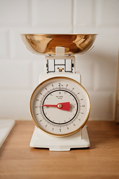 Dekorzdükkan Retro Analog Mutfak Terazisi – Krem Gövde, Gold Kase