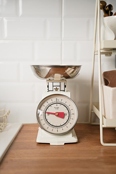 Dekorzdükkan Retro Analog Mutfak Terazisi – Krem Gövde, Gümüş Kase