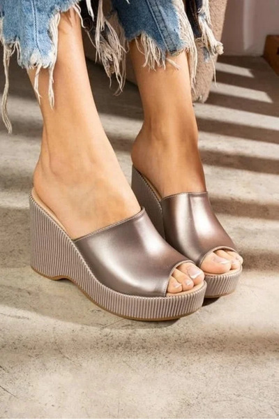 BLACK MODBLACK شبشب أوزباي تلاي بلاتينيوم بكعب ممتلئ 1152714