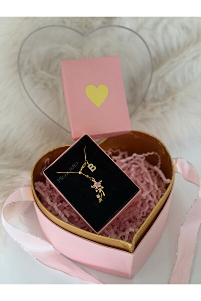 Miraura Atelier Özel Kalpli Pembe Kutuda Asansör Çelik Zincir Harfli Kuyruklu...