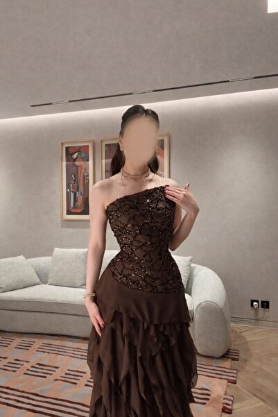 tsuwahen An elegant evening dress in dark brown,