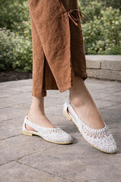 RynModa حذاء باليه نسائي مفتوح من الخلف ومطرز ومطرز ومزين بالدانتيل