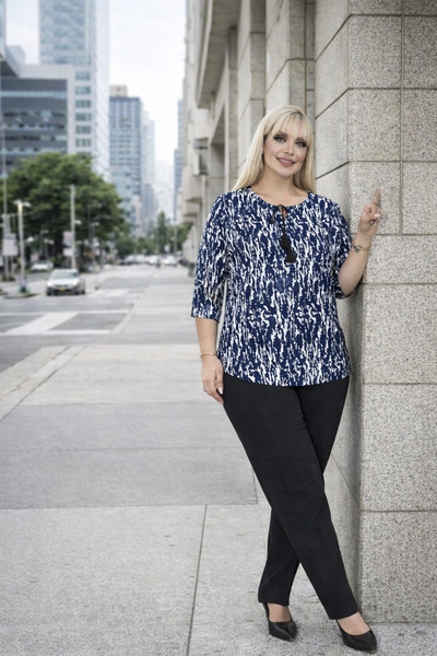 OYERGA MODA Women's Plus Size Navy Blue White Patterned V-Neck Relaxed Fit Bl...