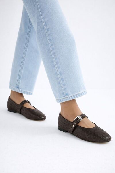 Beyond Γυναικείες μπαλαρίνες με δερμάτινο λουράκι σε καφέ χρώμα και πλεκτό σχ...