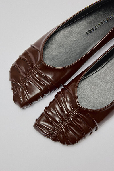 LUTVELIZADE Babet 2601 - Blunt Toe Gathered Bitter Brown Women's Babet (Shoe)