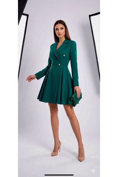 Sultan Ekşioğlu tasarımı zümrüt yeşili ceket elbise