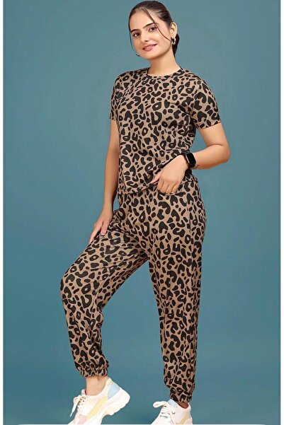 iza تيشيرت مطبوع برقبة دائرية مع بنطال رياضي