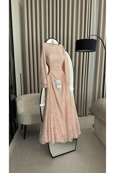 Nareen Fashion An elegant dress in a soft pink color. Made of lace.