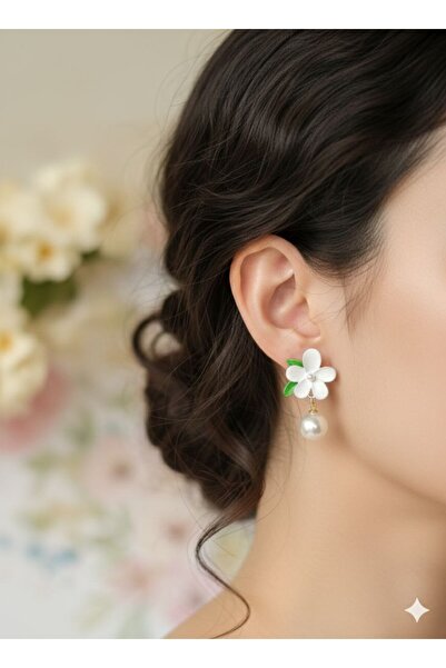 Shiklik أقراط بيضاء مزينة باللؤلؤ - موديل ياسمين الأنيق