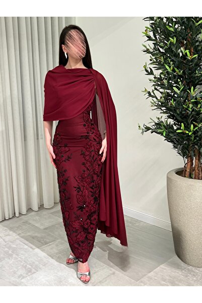 TOP BERLANTY A classic evening dress embroidered in a royal burgundy color.