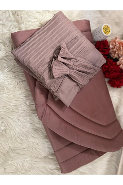 ASDM A luxurious prayer set including a prayer mat, prayer shawl, prayer bead...