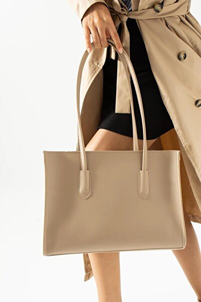 Store حقيبة كتف نسائية مستطيلة كبيرة الحجم من فيرا بتصميم بسيط