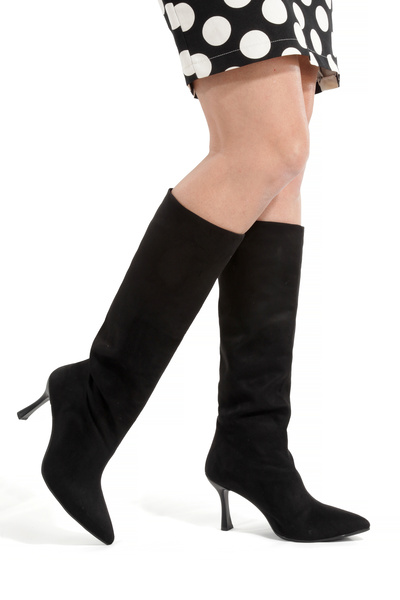 MİNNACE حذاء أسود من جلد الغزال ذو مقدمة مدببة وكعب 9 سم للموسم الجديد