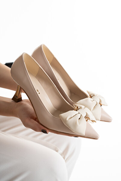 HAYAT SHOES حذاء نسائي بكعب ذهبي ومقدمة مدببة وتفاصيل فيونكة بلون البشرة