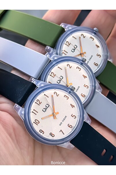 Q&Q ساعة يد نسائية بسوار من السيليكون باللون الأسود مع أرقام بيضاء + هدية سوار