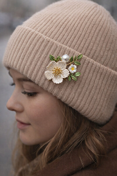 Lanuna İnci Detaylı Çiçek Figürlü Broş