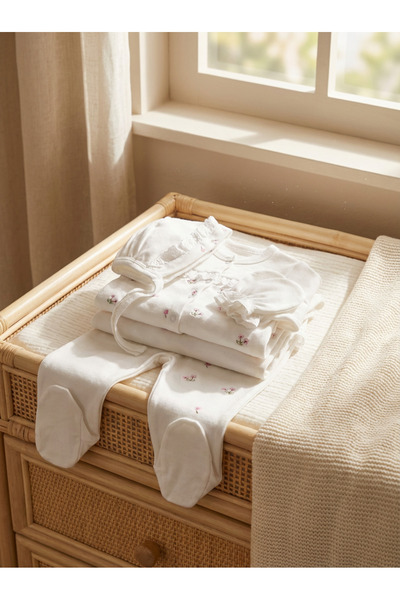 Gaye Bebe 5’li çiçekli hastane çıkışı