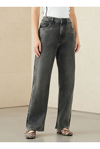 FAV Women Straight Fit Mid-Rise Jeans