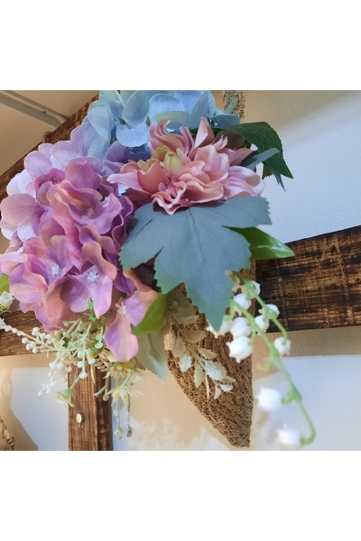 Lotus Hediye KÜLAH HASIR SEPET İÇİNDE LİLA VE MOR YAPAY ÇİÇEKLİ KAPI SÜSÜ