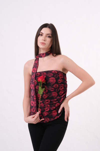 AURA KISS KISS ASİMETRİK ÖPÜCÜK TEMALI FULAR DETAYLI BLUZ