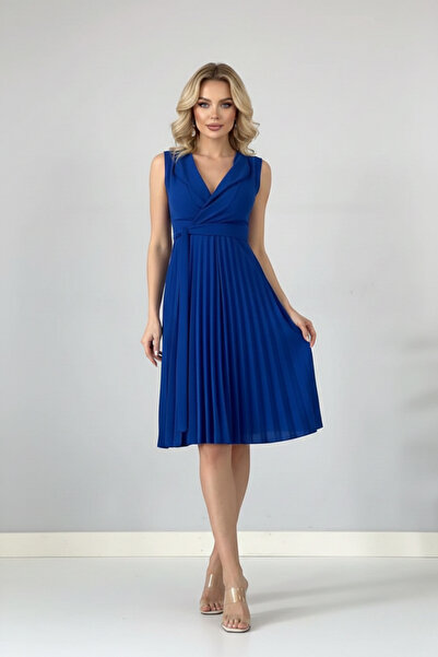 KHİ-ZAİ Women's Pleated and Belted Zero Sleeve Collar Belted Dress