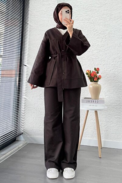 MELEK ARAZ V Yaka Düğmeli Gabardin İkili Takım – Kahverengi