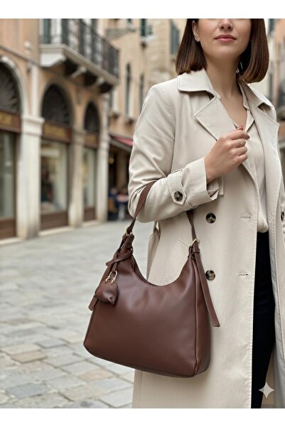 Madame Черна дамска чанта от синтетична кожа с презрамка, закопчалка и мини п...