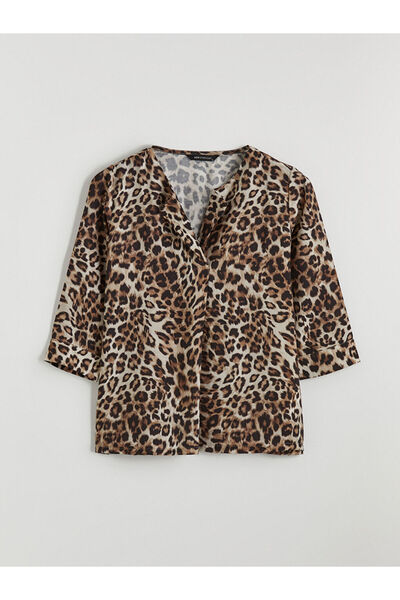 LC Waikiki بلوزة أنيقة وعصرية ذات ياقة مطوية ولون بيج مع نقشة الفهد