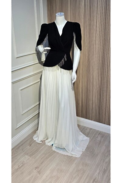 ainaqat aljawhara Evening dress with a pleated skirt