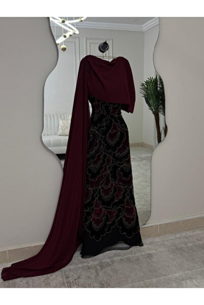 Elora Elora's royal dress with a flowing cape and luxurious embroidery