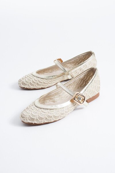 Moda Pie حذاء باليه نسائي من لييرمي بنمط شبكي مع حزام وشاح من القش باللون الذهبي